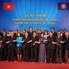 Phó Thủ tướng Phạm Bình Minh chụp ảnh kỷ niệm cùng các vị khách mời tại lễ kỷ niệm. (Ảnh: Minh Sơn/Vietnam+)