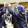 Tái hiện phong tục tưới rượu trong lễ ăn hỏi của dân tộc Sán Chay. (Ảnh minh họa: TTXVN)