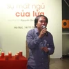 Nhà thơ Nguyễn Quang Thiều trong buổi ra mắt "phiên bản" mới "Sự mất ngủ của lửa." (Ảnh: TTVH)