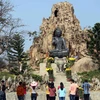 Khách du lịch đến tham quan và cầu an tại chùa Linh Ứng. (Ảnh minh họa: Trần Lê Lâm/TTXVN).