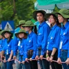 Hình ảnh những sinh viên tình nguyện lập ‘hàng rào sống’ giúp thí sinh sang đường. (Ảnh: Minh Sơn/Vietnam+)