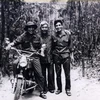 Nhà báo Văn Bảo, nhà báo Đào Tùng và nhà báo Trần Mai Hạnh (từ trái qua) tại cửa rừng Tây Ninh sáng 29/4/1975. (Ảnh: Nhà báo Trần Mai Hạnh cung cấp)