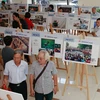 Đông đảo khách tham quan triển lãm trưng bày các tác phẩm đoạt giải "Khoảnh khắc Vàng 04." (Ảnh: BTC)