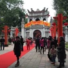 Nhiều người có mặt tại Văn Miếu-Quốc Tử Giám từ rất sớm để tham dự Ngày thơ Việt Nam. (Ảnh: PV/Vietnam+)
