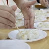 [Video] Hà Nội: Học sinh tiểu học háo hức nặn bánh Tết Hàn thực 