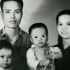 Nhà báo Lương Nghĩa Dũng cùng vợ và hai con đầu (ảnh chụp 1967). (Ảnh: Tư liệu gia đình)
