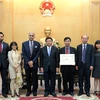 Đại sứ quán Ấn Độ trao tài trợ của chính phủ Ấn Độ cho Trung tâm Nghiên cứu Ấn Độ (thuộc Học viện Chính trị Quốc gia Hồ Chí Minh). (Ảnh: Minh Luyến/Vietnam+)