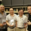 Đạo diễn Phan Gia Nhật Linh (ngoài cùng bên trái) và nhà văn Nguyễn Nhật Ánh (thứ hai từ phải qua). (Nguồn: CJ)