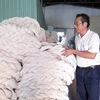 Kiểm tra chất lượng sản phẩm sợi polyester. (Ảnh chỉ mang tính minh họa: TTXVN)