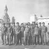 Nhóm các chuyên gia kỹ thuật TTXVN và hai chiến sĩ trinh sát đóng bên ga xe lửa Phnom Penh. (Ảnh: Chuyên gia TTXVN Trương Việt Cường cung cấp)