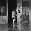 Cảnh lụt ở phố Nguyễn Du - 1980. (Ảnh Nguyễn Hữu Bảo)