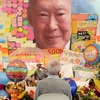 Người dân Singapore đặt hoa tưởng nhớ cựu Thủ tướng Lý Quang Diệu tại bệnh viện Singapore ngày 23/3. (Ảnh: AFP/TTXVN)