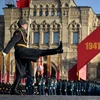 Binh sỹ Nga tham gia mít tinh kỷ niệm cuộc diễu binh lịch sử trên Quảng trường Đỏ ở Moskva ngày 7/11/2015. (Ảnh: AFP/TTXVN)