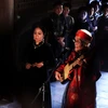 Nghệ nhân ưu tú Nguyễn Phú Đẹ (phải) trong lĩnh vực ca trù được đề nghị xét tặng danh hiệu nghệ nhân nhân dân. (Ảnh: TTXVN)