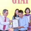 Phó Tổng Biên tập VietnamPlus Nguyễn Hoàng Nhật đại diện báo nhận giải (Ảnh: Minh Sơn/Vietnam+)