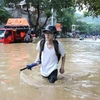Sỹ tử Hà Giang đội mưa lũ đến dự kỳ thi Trung học phổ thông Quốc gia 2018. (Ảnh: Minh Tâm/TTXVN)
