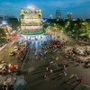 Phố đi bộ đoạn quảng trường Đông Kinh Nghĩa Thục rất đông người mỗi dịp cuối tuần. (Ảnh minh họa: TTXVN)