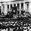 Ngày 19/8/1945, tại Quảng trường Nhà hát Lớn, hàng vạn người dân Thủ đô dự Lễ mít tinh chào mừng Ủy ban Quân quản. (Ảnh tư liệu: TTXVN)