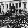 Ngày 19/8/1945, hàng vạn người dân Thủ đô đổ về Quảng trường Nhà hát Lớn dự lễ mít tinh biểu dương lực lượng và chào mừng Ủy ban Quân quản. (Ảnh tư liệu: TTXVN)