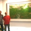 Họa sỹ Nguyễn Quốc Huy (trái) và họa sỹ Thành Chương tại triển lãm: (Ảnh: Nghệ sỹ cung cấp)