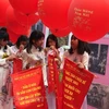 Thả thơ là một trong những nghi thức tiêu biểu của Ngày thơ Việt Nam. (Ảnh minh họa: P.Mai/Vietnam+)