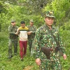 Lực lượng biên phòng Lào Cai bắt giữ đối tượng buôn bán người trái phép. (Ảnh minh họa