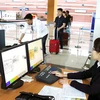 Nhân viên Chi cục Hải quan Phú Quốc dùng máy soi để kiểm tra hành lý khách nhập cảnh tại sân bay Phú Quốc. (Ảnh minh họa: TTXVN)