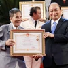 Sau nhiều lần "lỡ hẹn," diễn viên Trần Hạnh đã chính thức được trao tặng danh hiệu nghệ sỹ nhân dân. (Ảnh: TTXVN)