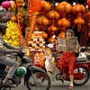 Trang Hý lại gợi nhớ về cái Tết Sài Gòn xưa qua bối cảnh “chợ tài lộc.” (Ảnh: CTV/Vietnam+)