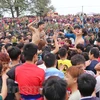 Tình trạng hỗn loạn do tranh cướp phết diễn ra nhiều năm tại lễ hội phết Hiền Quan. (Ảnh: PV/Vietnam+)