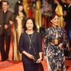 Những nghệ sỹ gạo cội của điện ảnh Việt trên thảm đỏ Liên hoan phim quốc tế Hà Nội lần thứ năm. (Ảnh: TTXVN)
