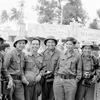 Phóng viên Thông tấn xã Giải phóng và Việt Nam Thông tấn xã tham gia đưa tin trong Chiến dịch Hồ Chí Minh, tháng 4/1975. (Ảnh: TTXVN)