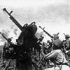 Bộ đội dùng sức người kéo pháo lên các cao điểm trong chiến dịch Điện Biên Phủ lịch sử. (Ảnh TTXVN phát)