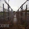 Hàng rào dây thép gai nhiều lớp ở những khu trại giam trong nhà tù Phú Quốc. (Ảnh minh họa: TTXVN)