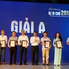 Tổng Giám đốc TTXVN Nguyễn Đức Lợi trao giải A cho các tác giả, đại diện nhóm tác giả đoạt giải. (Ảnh: Hoàng Hiếu/Vietnam+)