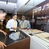 Khách tham quan gian trưng bày hiện vật của cơ quan Thông tấn xã Việt Nam tại Bảo tàng Báo chí Việt Nam. (Ảnh: Minh Quyết/TTXVN)