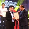 Thủ tướng Nguyễn Xuân Phúc trao Giải A cho đại diện nhóm tác giả Báo Điện tử VietnamPlus. (Ảnh: Nguyên An/Vietnam+)