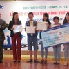 Các em học sinh nhận giải vàng của cuộc thi. (Ảnh: Phạm Mai/Vietnam+)