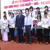 Các học sinh nhận giải thưởng môn sử tại Văn Miếu năm 2013. (Ảnh: Phạm Mai/Vietnam+)
