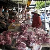 Giá thịt lợn không có dấu hiệu hạ nhiệt tại các chợ. (Ảnh: TTXVN)