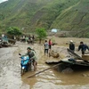 Hỗ trợ người dân Lai Châu khắc phục hậu quả trận mưa đá kèm theo gió lốc. (Ảnh: Quý Trung/TTXVN)