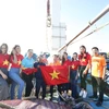 Đại diện ban tổ chức giải đã gặp gỡ, thăm hỏi, động viên các trưởng tàu và thuyền viên, trao tặng tận tay mỗi tàu một lá cờ tổ quốc và một tủ thuốc y tế. (Ảnh: Tùng Lâm/Vietnam+)