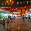 Người dân thủ đô mua sắm tại sự kiện (Ảnh: Lâm Phan/Vietnam+)