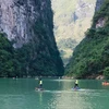 Các vận động viên thả hồn trên dòng sông xanh biếc. (Ảnh Lâm Phan/Vietnam+)