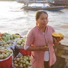Một chủ ghe trái cây tại chợ nổi Cái Răng (Ảnh: Lâm Phan/Vietnam+)