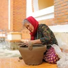 Những người lớn tuổi ngày ngày giữ nghề gốm tại Ninh Thuận (Ảnh: Lâm Phan/Vietnam+)