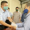 Phó chủ tịch UBND Thành phố Hà Nội thăm hỏi gia đình các nạn nhân vụ hỏa hoạn trên phố Tôn Đức Thắng. (Ảnh: PV/Vietnam+) 