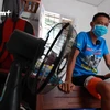 Một bệnh nhân chạy thận tại "Xóm chạy thận" Lê Thanh Nghị. (Ảnh: Hoàng Đạt/Vietnam+)