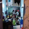 Kẹt tại Hà Nội, 22 công nhân xây dựng ở chung trong 1 phòng thuê 