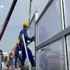 [Video] Hà Nội lắp đặt tấm chắn ồn cho đường Vành đai 3 trên cao